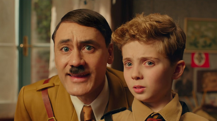 Taika Waititi a Jojo Nyuszi című filmben egy, a második világháború alatt élő német kisfiú képzeletbeli barátját, Adolf Hitlert is eljátszotta / Fotó: FOX Searchlight