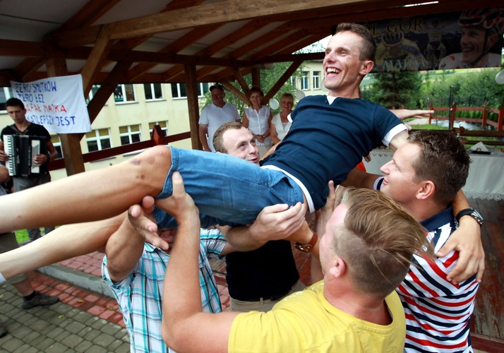 Rafał Majka został królem. W rodzinnej wsi założyli mu koronę