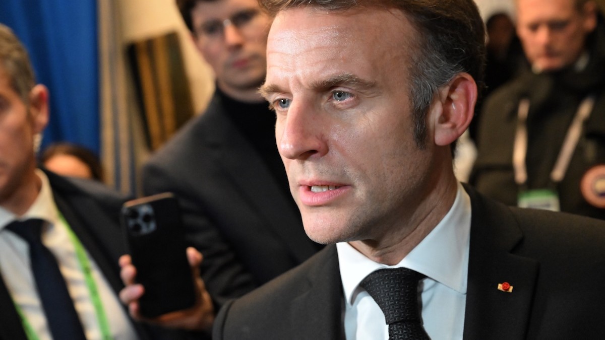 Francúzsky prezident Emmanuel Macron večer odchádza zo 62. Mníchovskej bezpečnostnej konferencie.