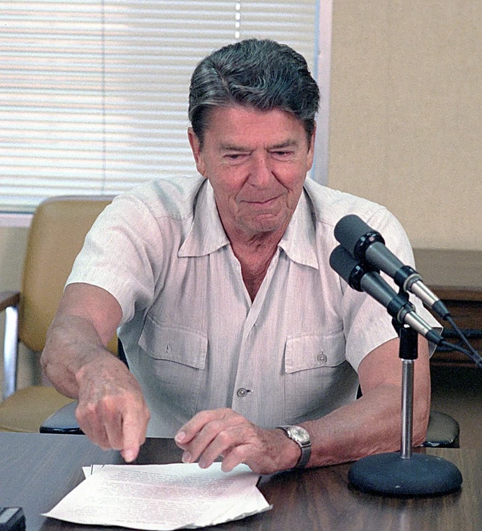 Prezydent Ronald Reagan podczas audycji nadawanej ze swojego domu letniskowego