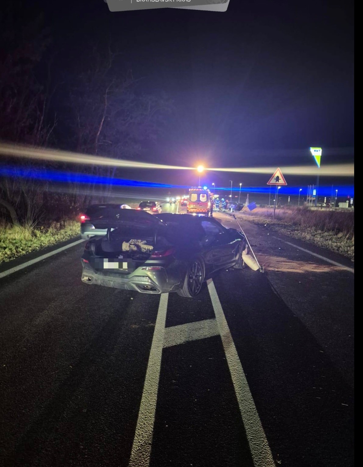 Pri Blatnom došlo k zrážke troch áut, premávku na mieste riadi polícia.