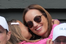 TARA na Vimbldonu GRLI ŽENU koja joj je kao ČLAN PORODICE, a nisu u srodstvu! Lepa brineta se ne odvaja od Đokovića, prati ih kao ROD NAJROĐENIJI, i ove slike su dokaz da se poverenje isplatilo