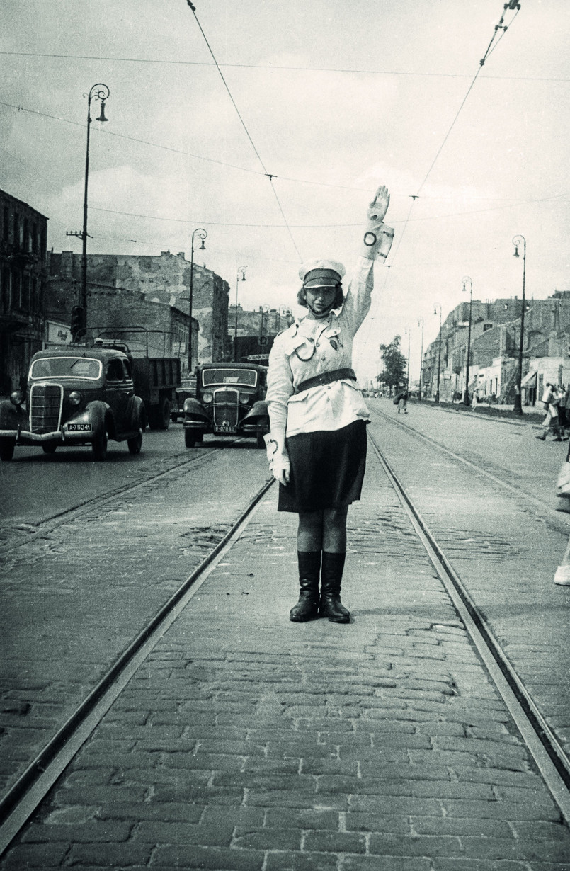 Leokadia Krajewska – słynna Lodzia Milicjantka – jedna z pierwszych kobiet w Kompanii Ruchu Drogowego, kierowała ruchem na warszawskich skrzyżowaniach. Była niezwykle popularna, co skwapliwie wykorzystywała komunistyczna propaganda dla ocieplania wizerunku służb mundurowych. W 1948 roku na balu przodowników pracy Lodzia tańczyła pierwsze tango z premierem Józefem Cyrankiewiczem.