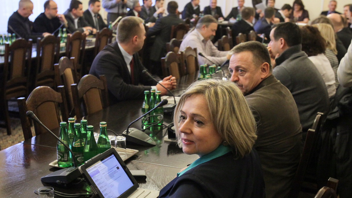 Platforma Obywatelska nie będzie głosować za odwołaniem Wandy Nowickiej z funkcji wicemarszałka Sejmu - poinformowała telewizja TVN24. Podczas głosowania ma obowiązywać dyscyplina partyjna. Z sejmowej arytmetyki wynika, że Nowicka zachowa stanowisko.