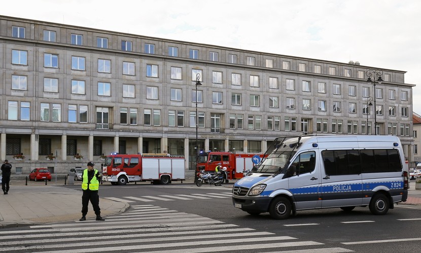 Straż pożarna i policja na placu Trzech Krzyży w Warszawie, przed Ministerstwem Gospodarki, gdzie doszło do wycieku gazu
