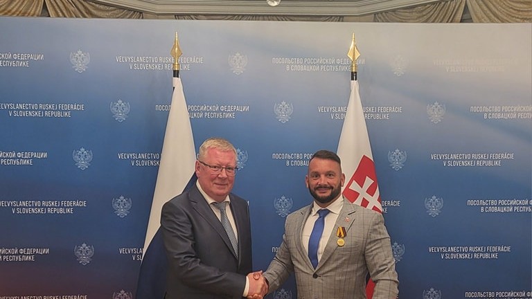 Primátor Poltára Peter Sitor (vpravo) si prebral ocenenie od veľvyslanca Ruskej federácie na Slovensku Igora Bratčikova.