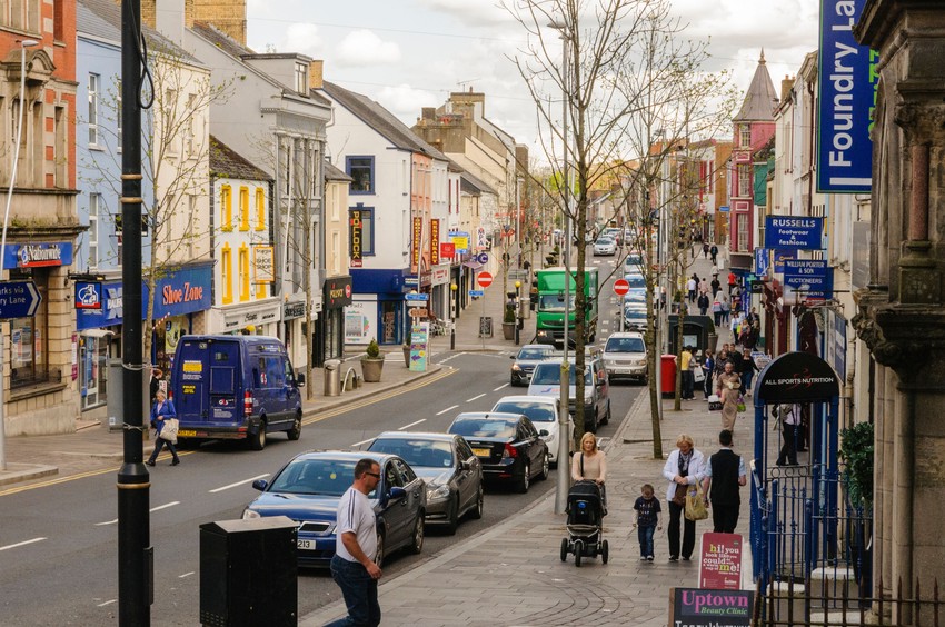 Irska je mala ostrvska država koja je članica evrozone i Evropske unije. 