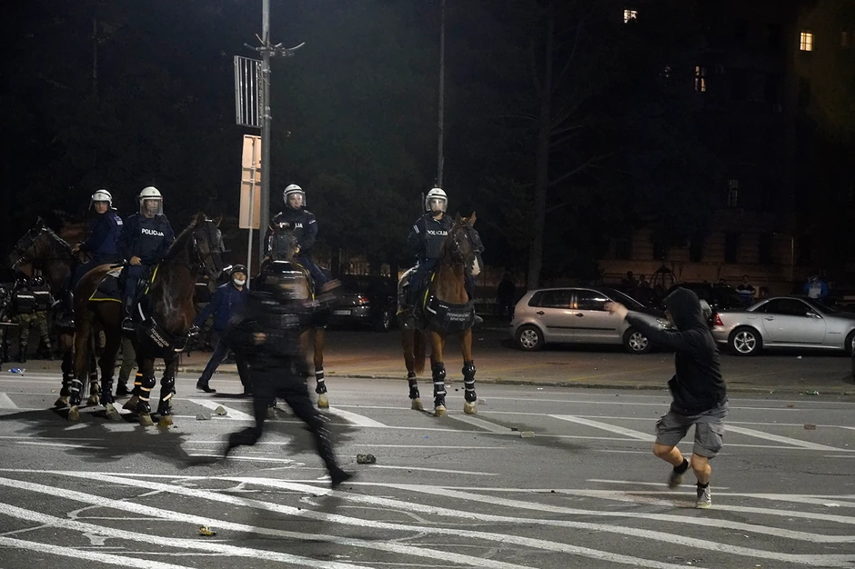 Mladić pokušava da pobegne od policije, ali se sapliće i pada