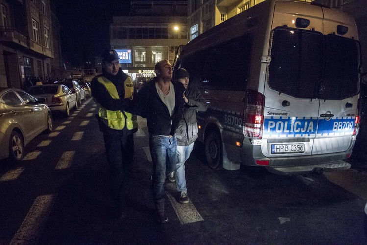 Przepychanki z policją przed Teatrem Polskim we Wrocławiu