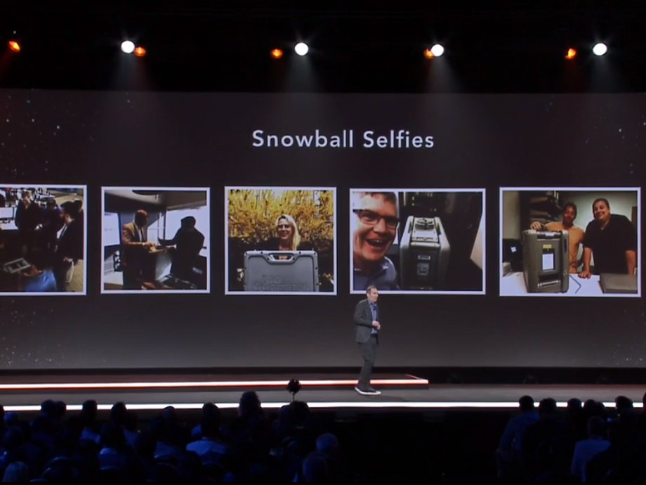 Pracownicy IT różnych firm robią sobie selfie z mobilną walizką na dane Amazona - Snowball