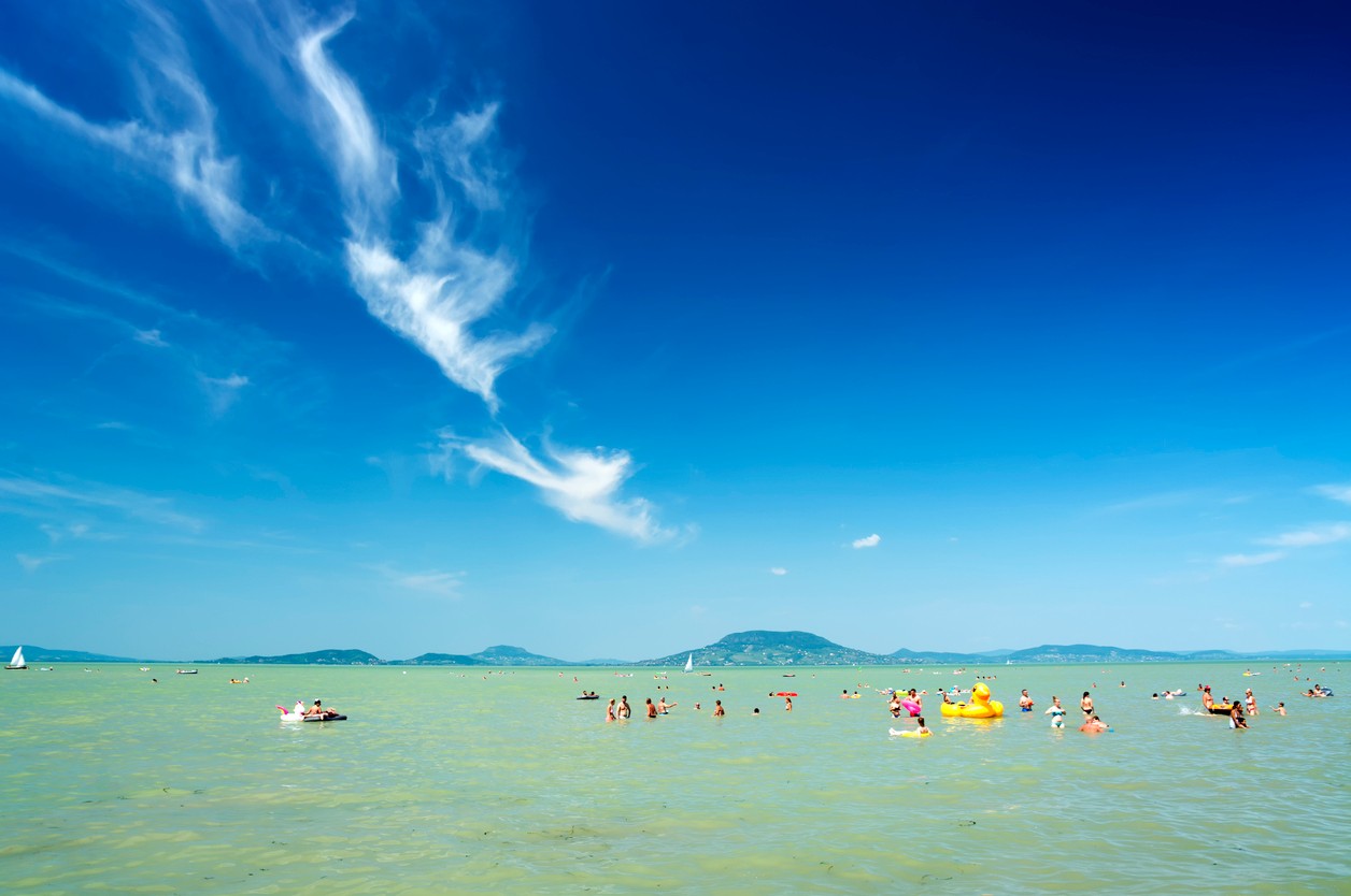 Z Balatonu pre extrémne suchá rýchlo mizne voda.