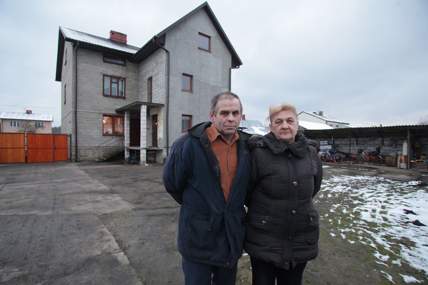 Marian Furciński i Barbara Synowiec przed domem, który ma zostać zlicytowany