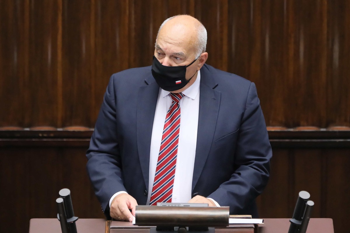 Warszawa, 14.10.2021. Minister finansów Tadeusz Kościński na sali obrad Sejmu w Warszawie, 14 bm. Sejm w ostatnim dniu posiedzenia zajmuje się m.in. projektem ustawy budżetowej na rok 2022. W wieczornym bloku głosowań prawdopodobnie posłowie będą też głosować nad projekt ustawy o budowie zabezpieczenia granicy państwowej. (aldg) PAP/Paweł Supernak