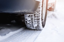 letnie opony zimą? większość polaków mówi „nie”. „to zagrożenie na drodze” [sondaż]