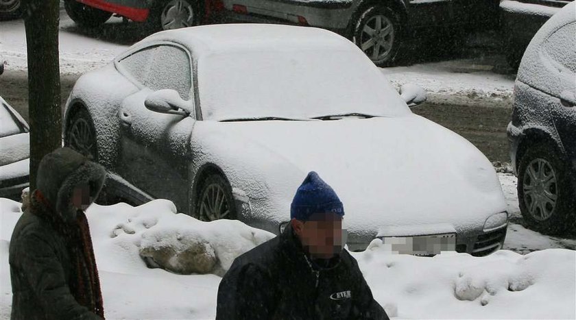 Porsche Tomasza Kammela w ziemie stwarza problemy. Tomasz Kammel usuwał śnieg rękawem od kurtki