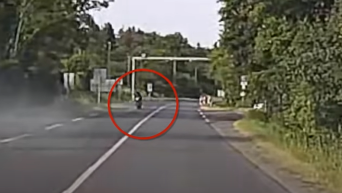 Így ne! Előző motoros zúzott le egy autót: kis híján tragédia lett a manőver vége - videó