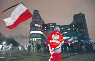 W sprawie TVP Sienkiewicz decyduje się na plan B. Co likwidacja da nowej koalicji?