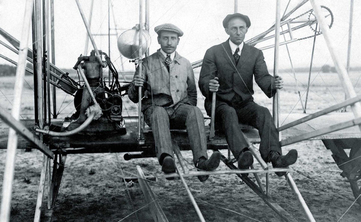 Wilbur i Orville Wrightowie w swojej maszynie, 1910 r.