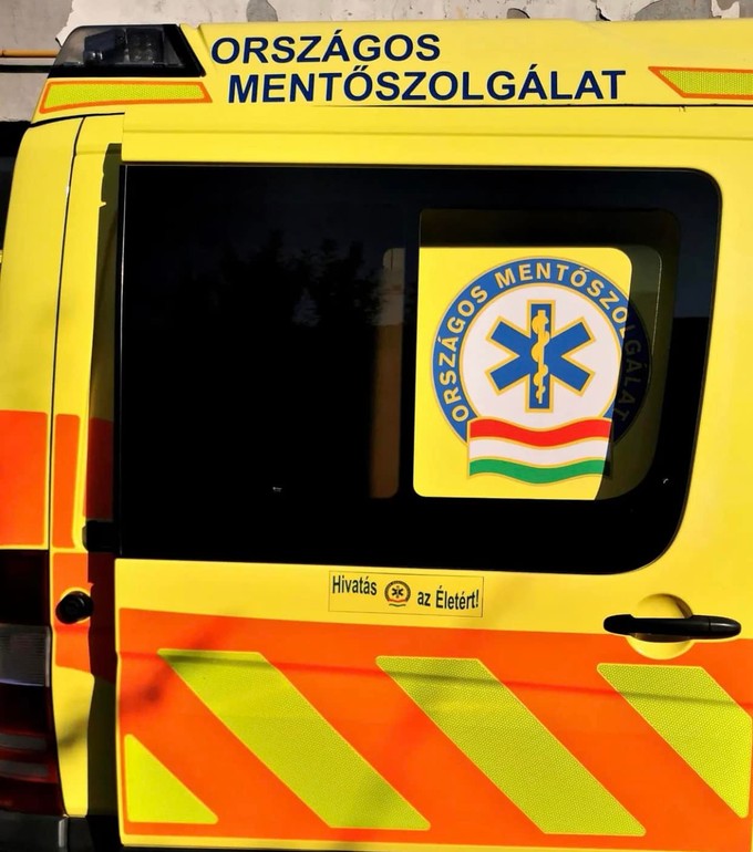 Megdöbbentő videón, miért csapódott mentőautó a családi ház kertjébe Budapesten