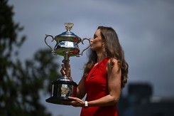 Lady in red. Jelena Rybakina zachwyciła nie tylko kibiców tenisa [FOTO]