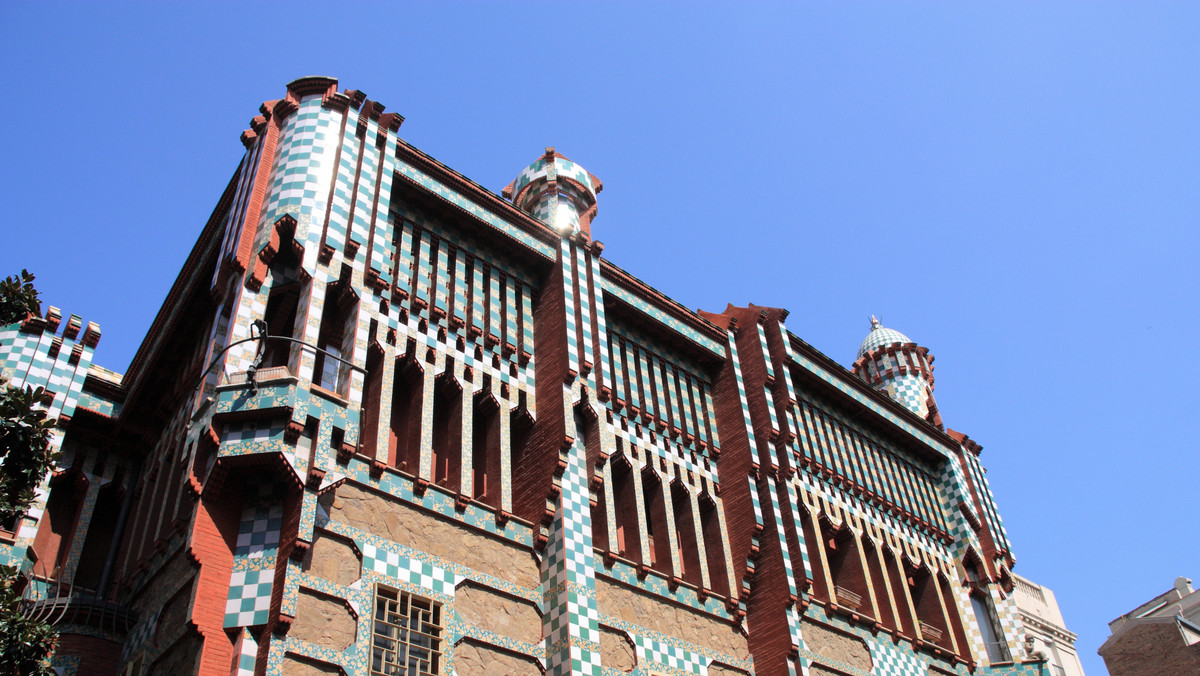 Pierwszy dom zaprojektowany przez hiszpańskiego architekta Antonio Gaudiego, Casa Vicens w Barcelonie z 1888 r., przechodzi renowację i zostanie przekształcony w muzeum. Od 1984 r. Casa Vicens figuruje na liście UNESCO.