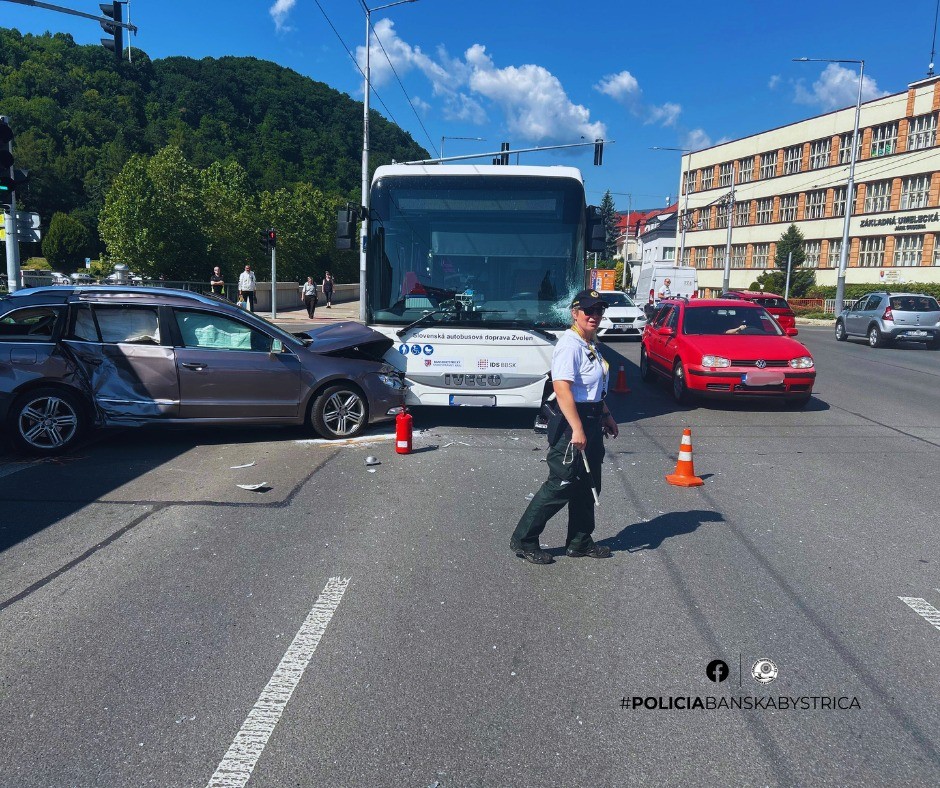 Nehoda autobusu a auta v Banskej Bystrici.