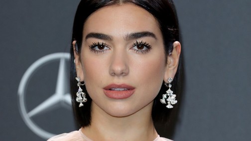 Dua Lipa a világ legretróbb esküvői ruháját hordta a vörös szőnyegen
