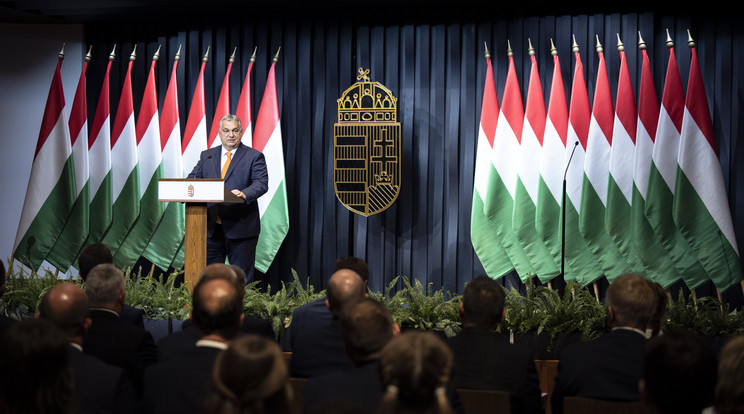 A Miniszterelnöki Sajtóiroda által közreadott képen Orbán Viktor miniszterelnök beszédet mond a fővárosi és a megyei kormánymegbízottak kinevezési okiratának ünnepélyes átadásán a Karmelita kolostorban 2022. június 20-án. Az okiratok átvétele után a kormánymegbízottak letették hivatali esküjüket / Fotó: MTI/Miniszterelnöki Sajtóiroda/Fischer Zoltán