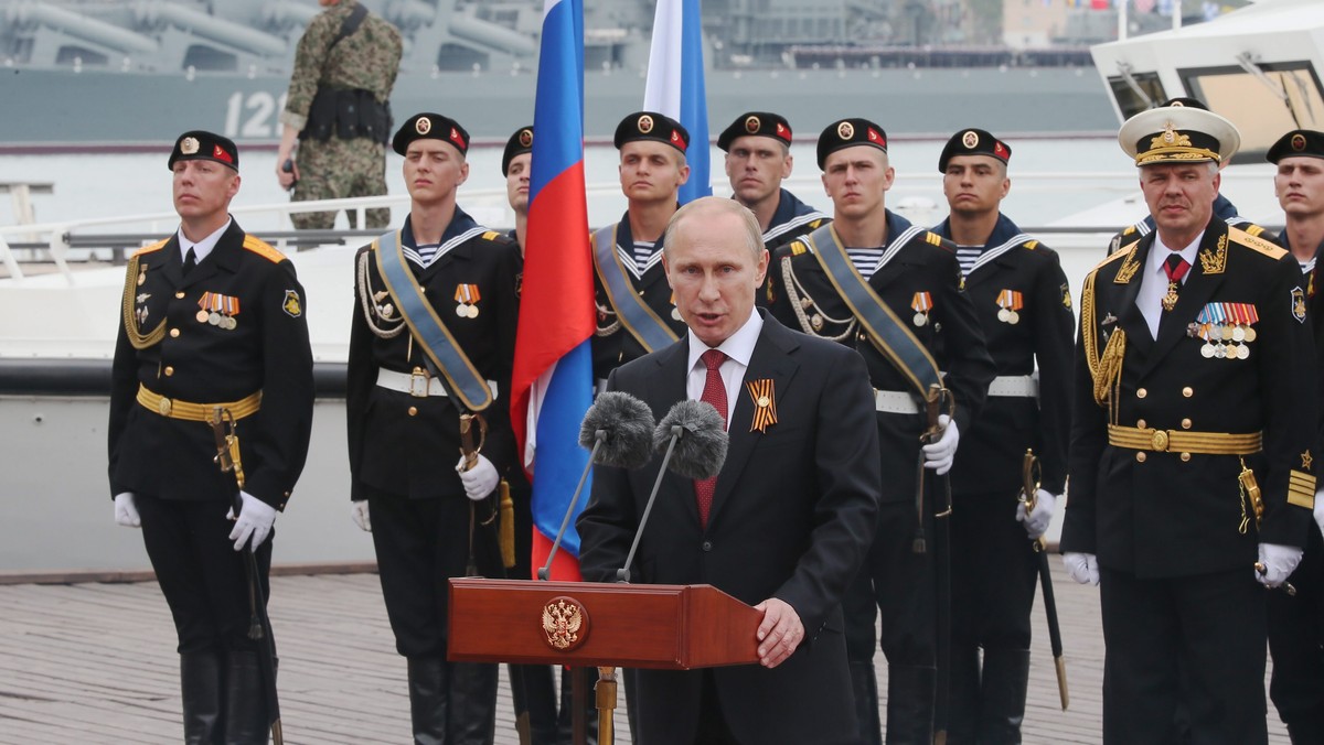 Wizyta prezydenta Rosji na Krymie z okazji 69. rocznicy zwycięstwa nad hitlerowskimi Niemcami wywołała negatywne reakcję na Zachodzie. Władimir Putin odebrał na półwyspie paradę wojsk rosyjskiej armii, co przez komentatorów zostało uznane za pokaz siły. MSZ Ukrainy napisało w komunikacie, że ta wizyta to "jawne lekceważenie prawa międzynarodowego". Biały Dom oświadczył, że "doprowadzi to do eskalacji napięcia". W podobnym tonie wypowiedział się też szef NATO.