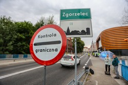 Burmistrz Zgorzelca kpi z "fal migrantów". "Zwykły fake news, nikt nie ucieka z Niemiec do Polski"
