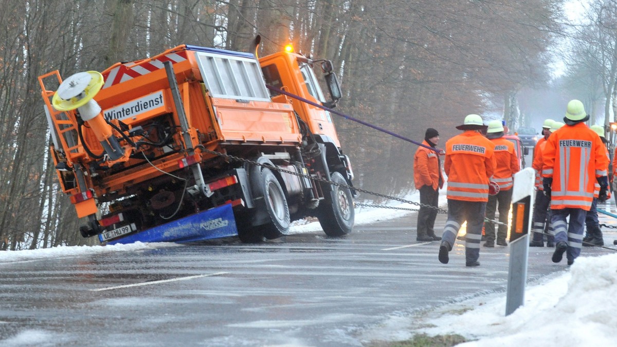 Odwilż i gołoledź poważnie utrudniły ruch na drogach w wielu regionach Niemiec. Doszło do licznych wypadków. Berlińskie służby pogotowia na kilka godzin ogłosiły w mieście stan wyjątkowy, apelując do pieszych o ostrożność.