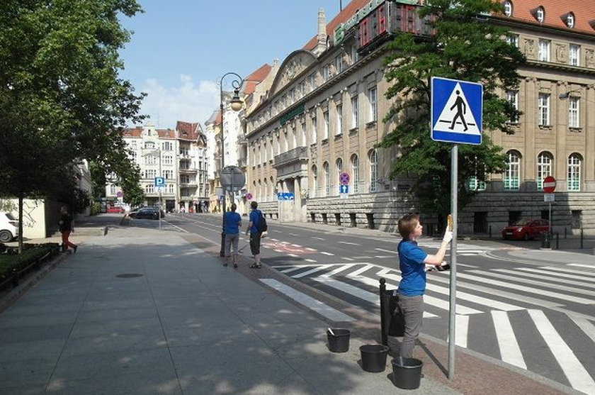 Poznaniacy i urzędnicy czyścili słupy z reklam