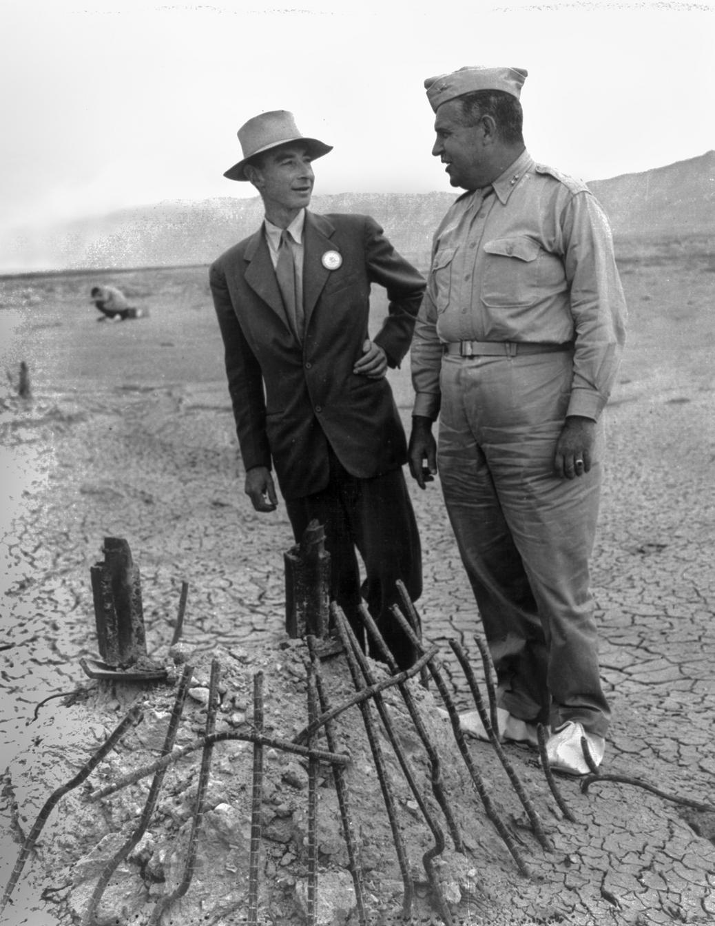 Robert Oppenheimer z generałem dywizji Lesliem Grovesem podczas inspekcji poligonu atomowego na pustyni w Los Alamos w Nowym Meksyku, 1945 r.