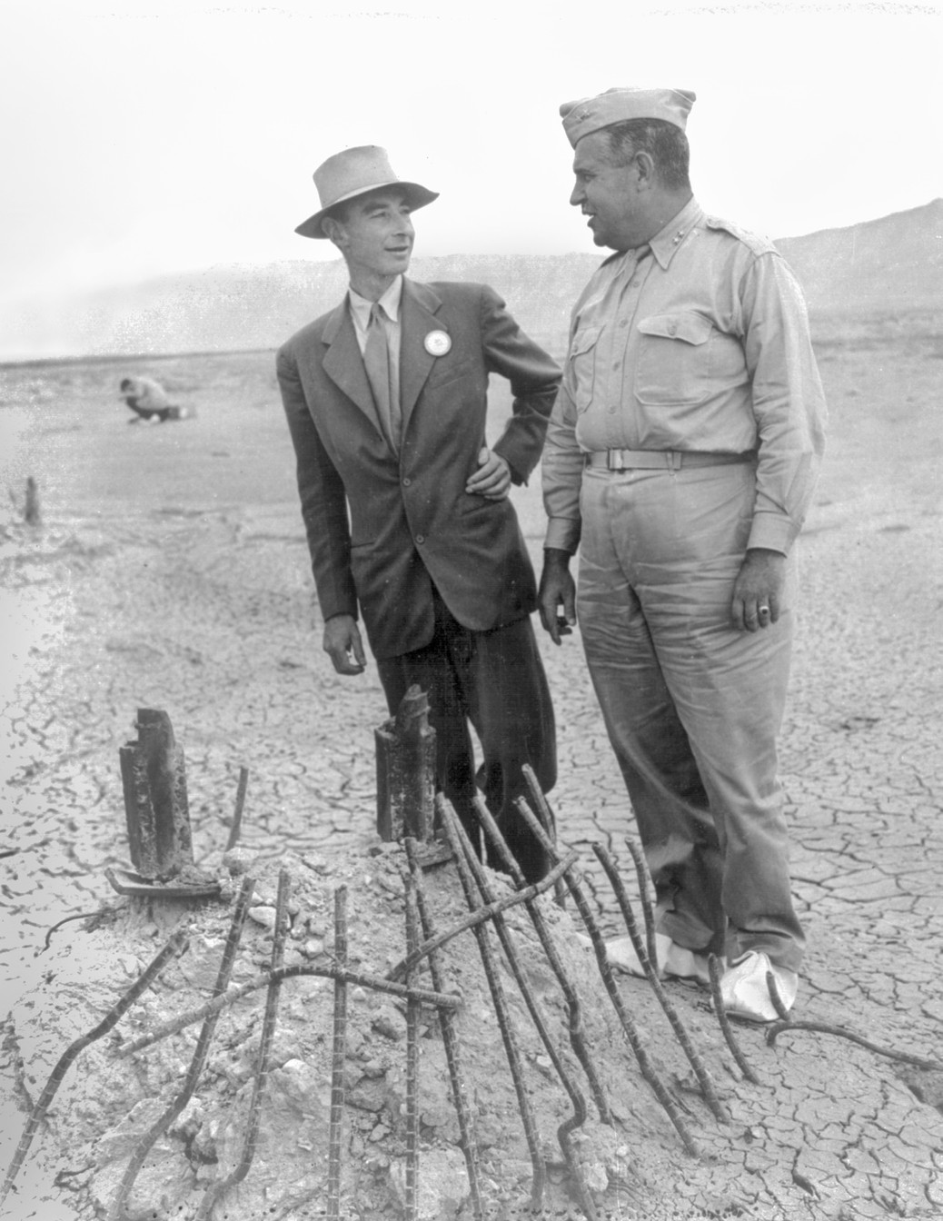 Robert Oppenheimer z generałem dywizji Lesliem Grovesem podczas inspekcji poligonu atomowego na pustyni w Los Alamos w Nowym Meksyku, 1945 r.