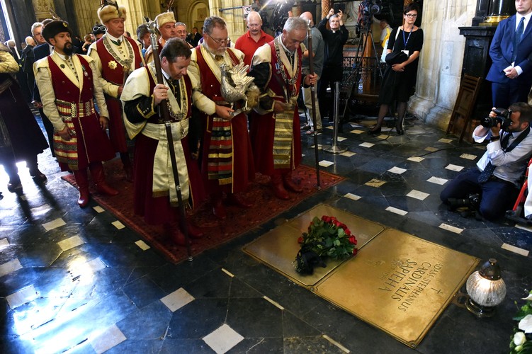 Trumna z ciałem kard. Franciszka Macharskiego została złożona w krypcie biskupów krakowskich, która znajduje się pod konfesją św. Stanisława w Katedrze na Wawelu
