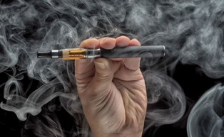 Brytyjscy lekarze osobom chcącym rzucić palenie będą zalecać e-papierosy