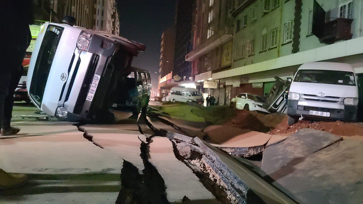 Eksplozja w centrum Johannesburga. Wybuch wyrzucił w powietrze  20 aut