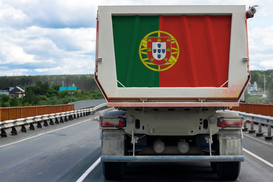 Autostrad w Portugalii zbudowano za dużo i trzeba do nich dokładać. Między innymi przez Euro 2004.