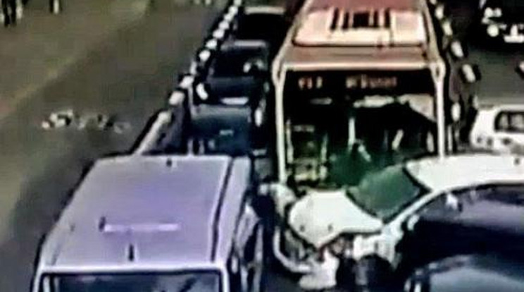 Brutális baleset: tíz autót tarolt le az elszabadult busz - videó
