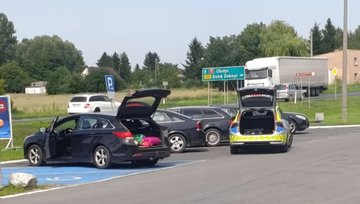 Poród na Orlenie we Frydrychowie. Pomógł policjant. "Czują się dobrze"