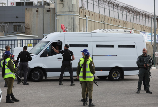 Izraelska ochrona pilnuje autobusów przewożących palestyńskich więźniów. Izrael i Hamas zgodziły się na czterodniowe zawieszenie broni, w ramach którego Hamas ma uwolnić 50 izraelskich zakładników, kobiet i dzieci.