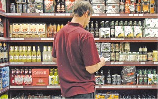 Zezwolenie na sprzedaż alkoholu może zostać cofnięte, jeśli przedsiębiorca poda błędną wartość sprzedaży