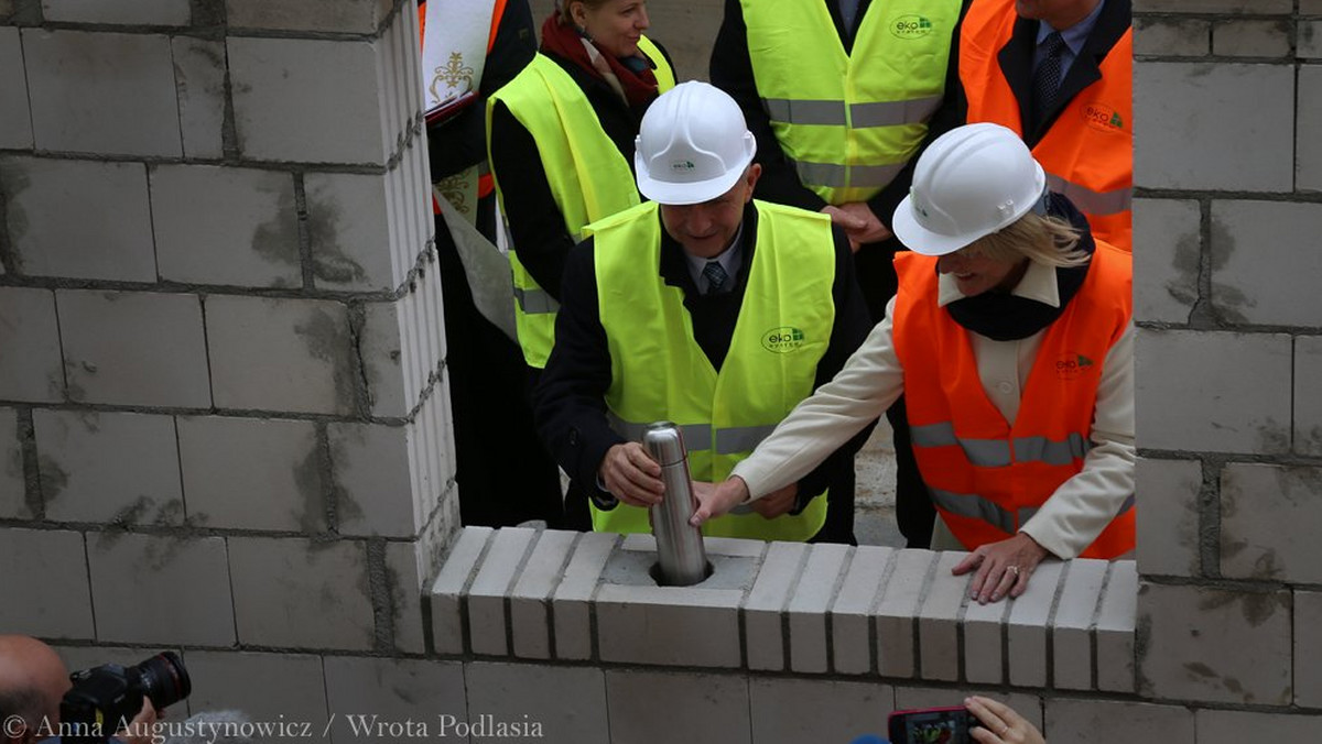 Nowy blok operacyjny powstanie przy szpitalu w Łapach. Wmurowano już kamień węgielny pod jego budowę. Ma być gotowy już w 2018 roku. Koszt inwestycji wyniesie około piętnastu i pół miliona złotych.