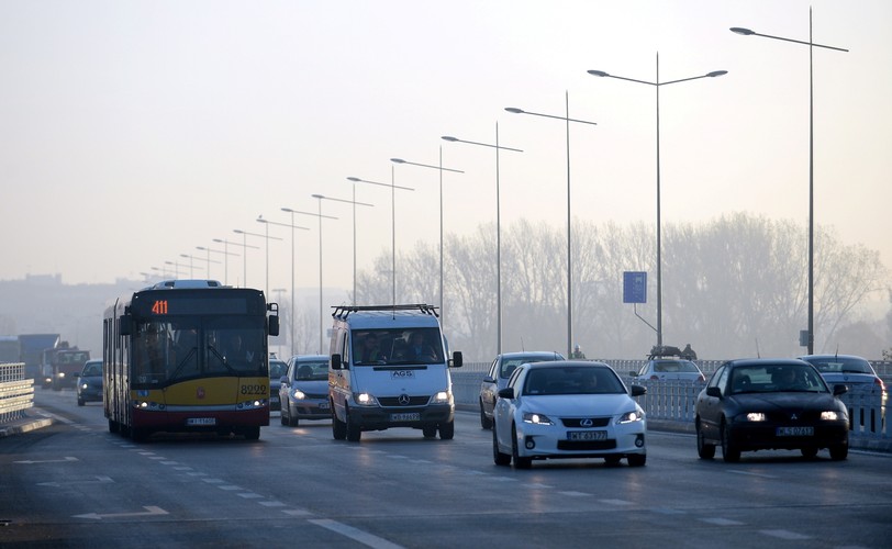 Prezydent Warszawy Hanna Gronkiewicz-Waltz mówiła o szeregu nowych inwestycji realizowanych w ostatnich latach w stolicy - Moście Marii Curie-Skłodowskiej, poszerzonym Moście Grota-Roweckiego i drugiej linii metra, które może zastąpić dwie przeprawy, a teraz doszedł do tego 'odzyskany Łazienkowski'. Jak dodała, stara konstrukcja mostu sprzed pożaru i tak starczyłaby maksymalnie na kilka lat. Nowa ma starczyć na 100.<br><br>fot. (mae) PAP/Marcin Obara