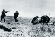 Egzekucja Żydów koło Iwangorodu (Ukraina) wykonywana przez żołnierzy  Einsatzgruppen, 1942 r. Niemieckie zdjęcie zdobyte przez polskiego pracownika poczty 