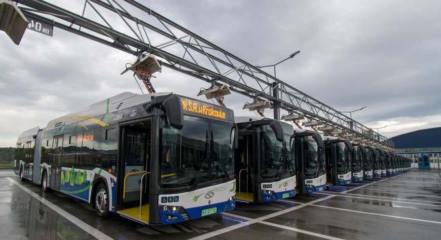 Najwcześniej, bo jeszcze w tym roku, pojazdy zasilane energią elektryczną będą się ładować w nowej lokalizacji przy pętli Rżąka (to lokalizacja wybrana z myślą o pojazdach kursujących na linii nr 144). W następnej kolejności ładowarki zostały zaplanowane na pętli Azory, na Wzgórzach Krzesławickich oraz przy al. Przyjaźni.