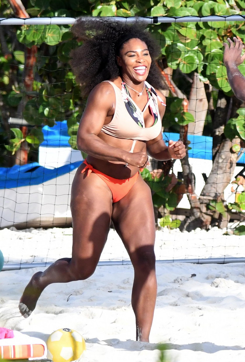 Serena WIlliams szaleje w bikini. Rywalka Radwańskiej pokazała ciało