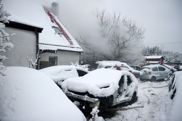 Ogromny pożar w hali przy ul. Jagiellońskiej. Z ogniem walczy 16 zastępów straży 