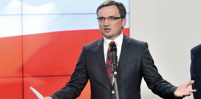 Badał śmierć ojca Ziobry. Usłyszał zarzuty