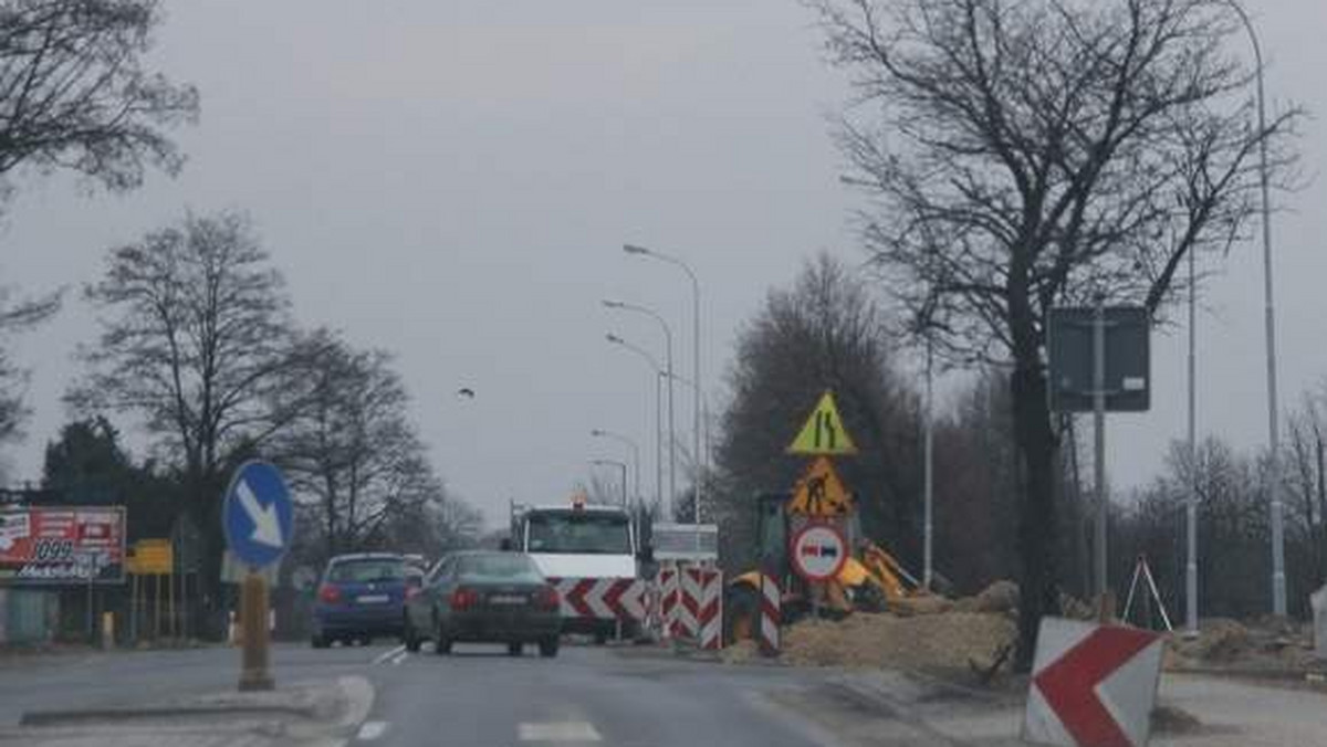 Rozpoczęła się budowa oczekiwanego przez mieszkańców Jarosławia ronda. Połączy starą "czwórkę" z obwodnicą.